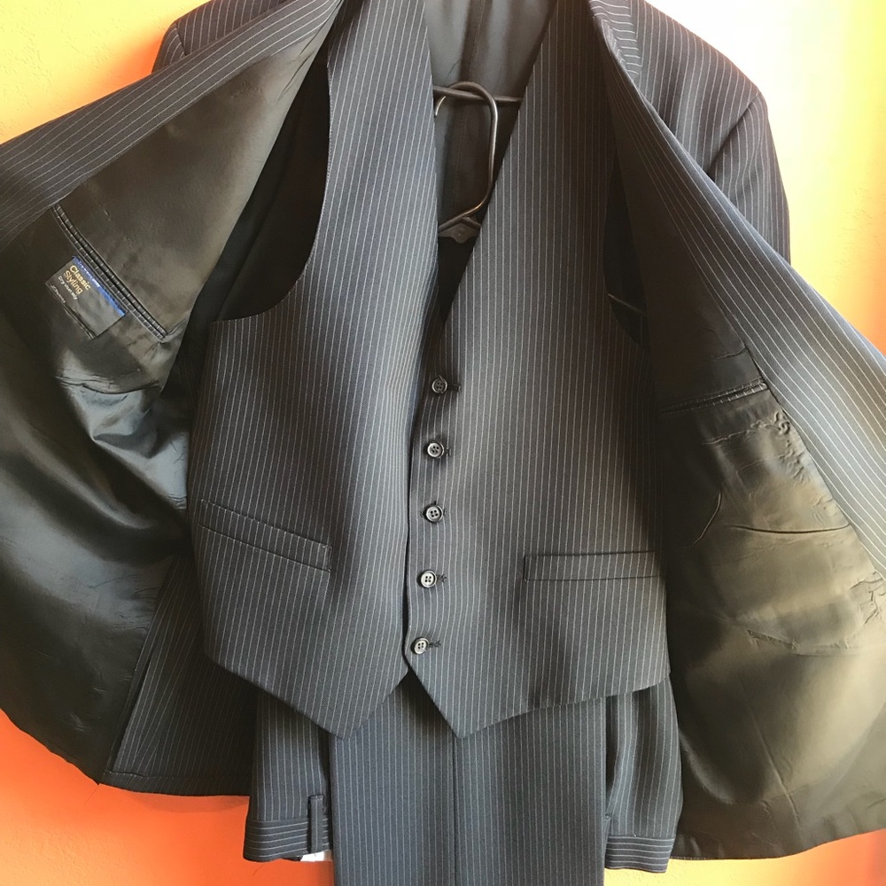 Amazing JCpenny men's suit in excellent conditions